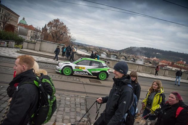Jan Kopecký se Škodou Fabia R5 v Praze krátce před svátečními dny, kdy se evropský šampión proměnil v taxikáře.