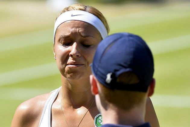 Německá tenistka Sabine Lisická finále nezvládla a na kurtu z toho byla hodně rozladěná.