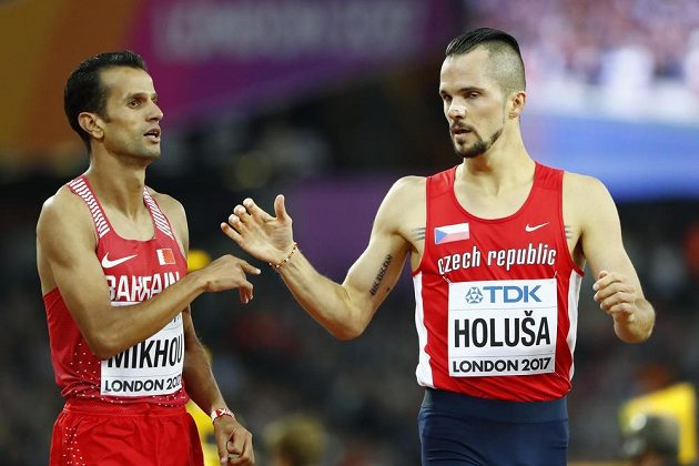 Jakub Holuša se v cíli raduje z postupu do semifinále běhu na 1500 m, vlevo Sadik Mikhou z Bahrajnu.