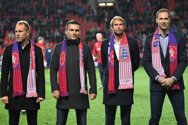 Bývalé opory (zleva) Daniel Kolář, David Lafata, Jaroslav Plašil a Petr Čech se rozloučily s reprezentační kariérou před kvalifikačním duelem s Anglií v pražském Edenu.