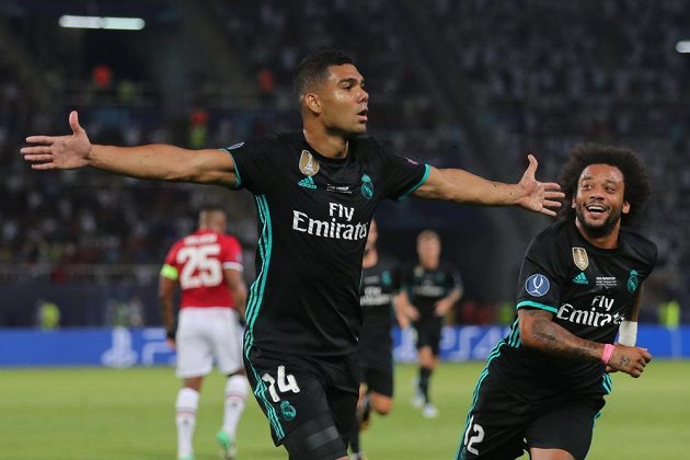 Brazilec Casemiro z Realu Madrid, střelec vedoucího gólu Superpoháru. Vpravo mu přibíhá poblahopřát krajan Marcelo.