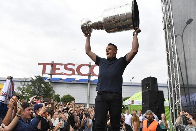 Fanoušci přivítali hokejistu týmu Washington Capitals Jakuba Vránu se Stanleyovým pohárem v Praze.