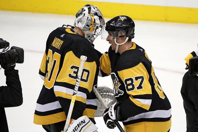 Brankář Pittsburghu Matt Murray a Sidney Crosby slaví těsné vítězství nad Anaheimem