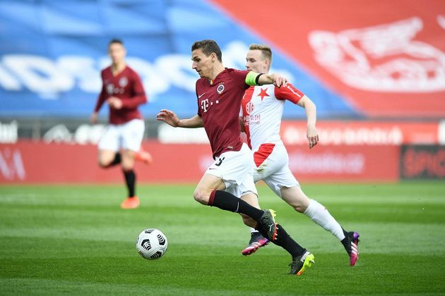 Fotbalista Sparty David Pavelka uniká slávistickému soupeři během semifinále MOL Cupu.