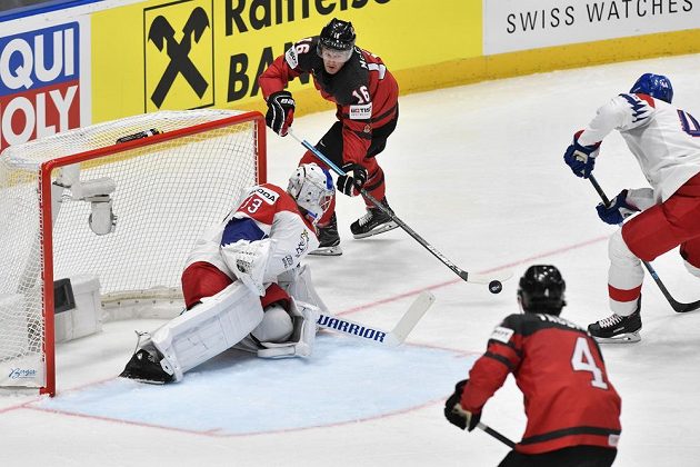Zleva brankář Pavel Francouz, Jared McCann z Kanady, Dante Fabbro z Kanady a Jan Rutta.