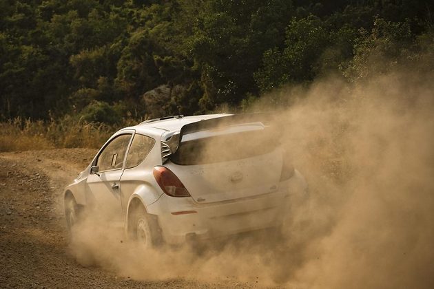 Vůz Hyundai i20 WRC při šotolinovém testu ve Francii.