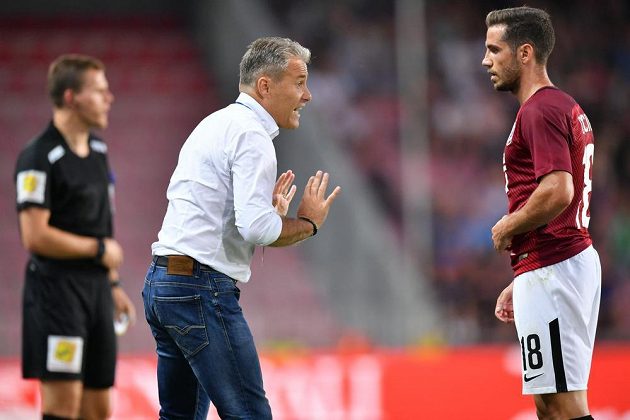 Rumunský fotbalista Alexandru Chipciu dostal od trenéra Pavla Hapala šanci v základní sestavě v utkání proti Opavě. Kouč hráči udílí pokyny.