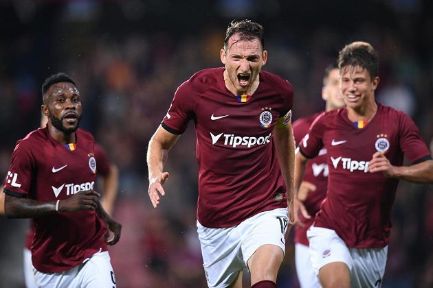Libor Kozák (v popředí) se raduje ze vstřeleného gólu v utkání proti Olomouci.