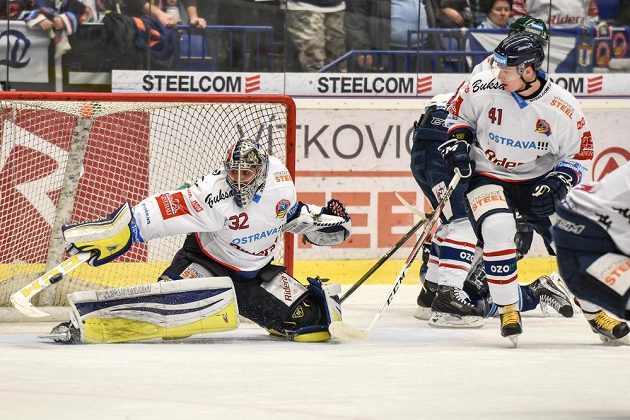 Jako první v rozhodujícím utkání předkola play off hokejové extraligy mezi Vítkovicemi a Plzní kapituloval vítkovický brankář Patrik Bartošák.
