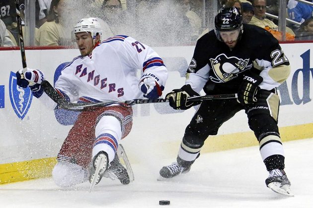 Ryan McDonagh (vlevo) z týmu New Yorku Rangers padá po souboji s Leem Stempniakem v barvách Tučňáků z Pittsburghu.