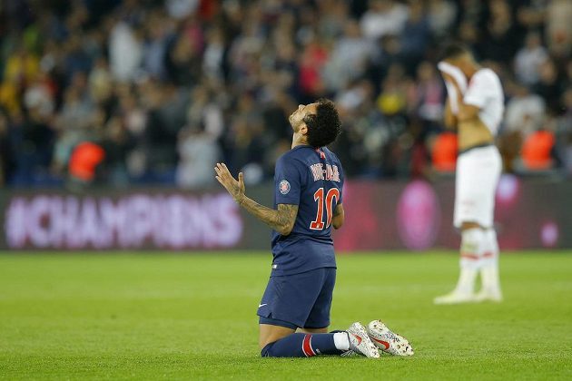 Brazilec Neymar padl po závěrečném hvizdu na kolena, pak slavil s PSG další titul ve francouzské lize.