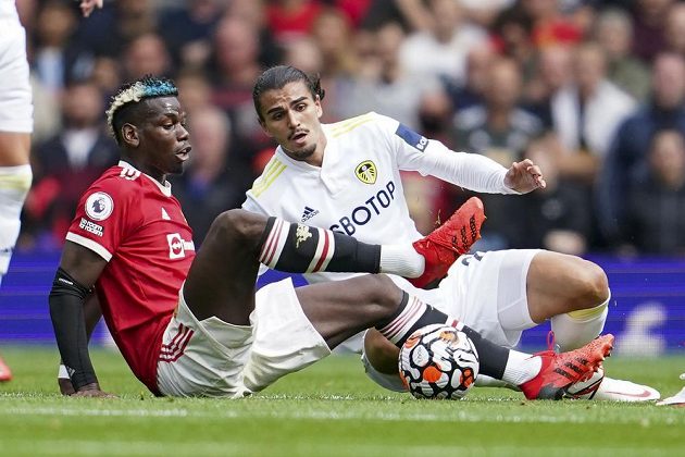 Pascal Struijk z Leedsu United a hvězda Manchesteru United Paul Pogba v akci během utkání Premier League.
