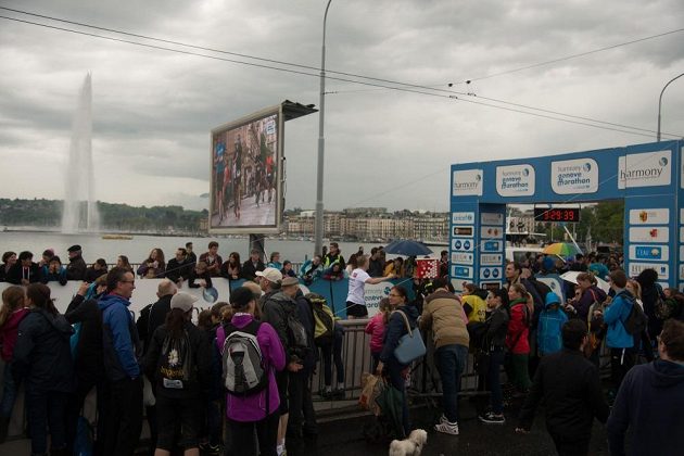 Ženevský maratón - cílová rovinka byla v obležení fanoušků.