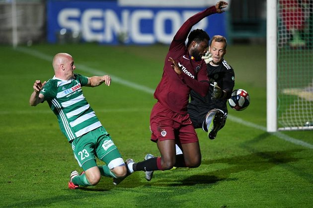 Benjamin Tetteh ze Sparty (uprostřed) dává gól, který rozhodl derby s Bohemians. Vlevo je Daniel Köstl z Bohemians, vpravo brankář Bohemians Roman Valeš.