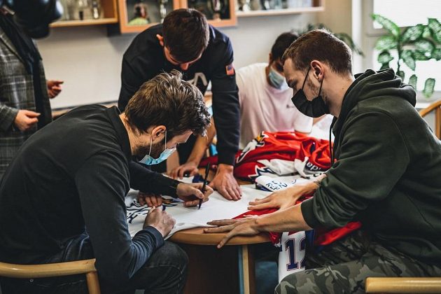 Český hokejový brankář Pavel Francouz se proměnil v Ježíška, naděloval v dětském domově v Plzni.
