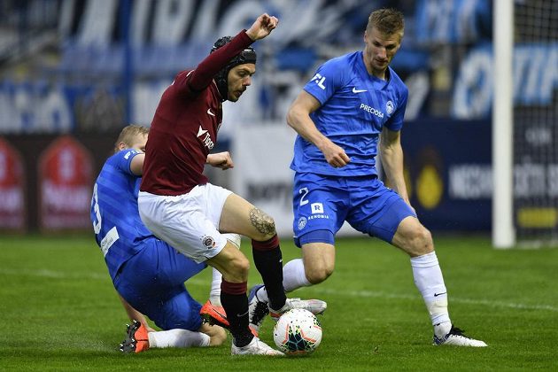 Zleva Jan Mikula z Liberce, David Moberg Karlsson ze Sparty a Jakub Jugas z Liberce.´ bojují o míč v utkání 30. kola Fortuna ligy.