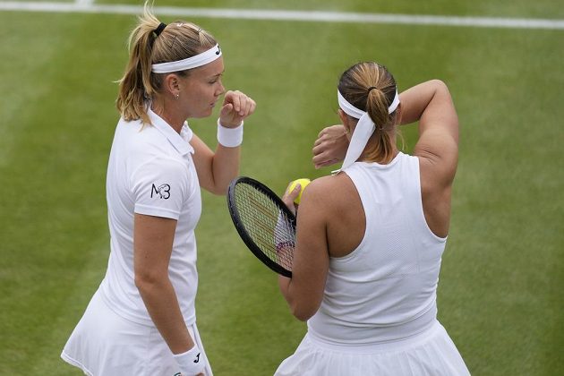 České tenistky Lucie Hradecká (vpravo) a Marie Bouzková prohrály ve čtvrtfinále čtyřhry ve Wimbledonu.