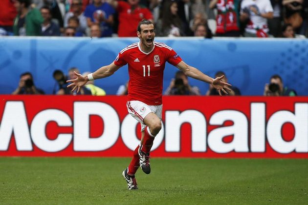 Radost Garetha Balea z Walesu po gólu do sítě Slovenska na mistrovství Evropy ve Francii.
