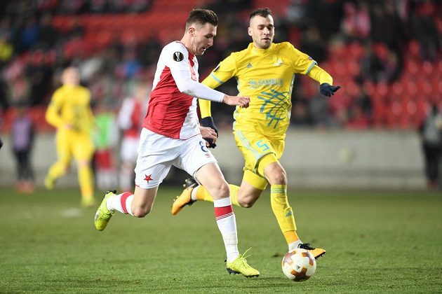 Jaromír Zmrhal (vlevo) uhání na branku Astany, sleduje ho Marin Aničič. Koncovku však slávista nezvládl.