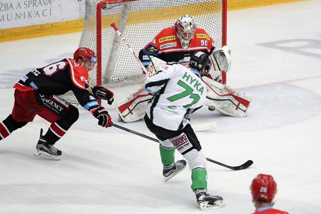 Boleslavský útočník Tomáš Hyka překonává hradeckého brankáře Ondřej Kacetla, vlevo se snaží zasáhnout obránce Stanislav Dietz.