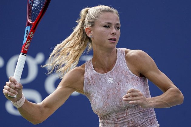 Camila Giorgiová z Itálie vrací úder v utkání 1. kola US Open proti Simoně Halepové.