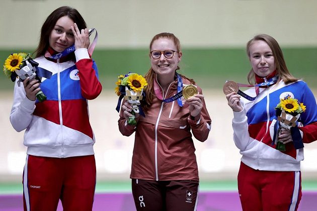 Nina Christenová ze Švýcarska (uprostřed) se zlatou medailí ze sportovní malorážky, kterou vyhrála před Julií Zykovovou (vlevo) a Julií Karimovovou (vpravo).