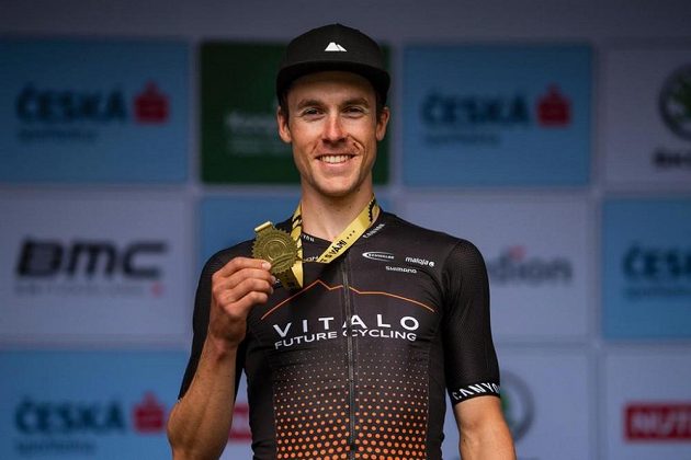 Martin Stošek z týmu Vitalo Future Cycling s medailí za vítězství v závodě Praha-Karlštejn ze seriálu Kolo pro život.