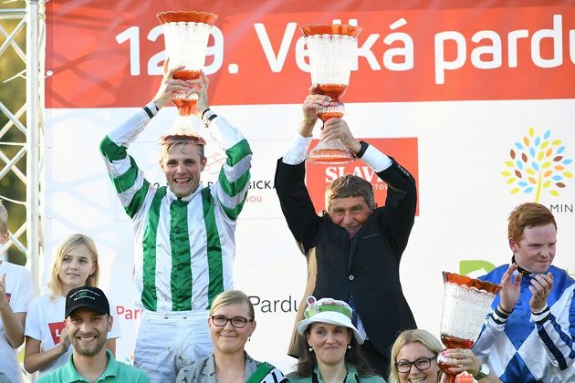 Zleva vítěný žokej Josef Bartoš a trenér vítězného koně Josef Váňa při slavnostním ceremoniálu na 129. Velké pardubické.