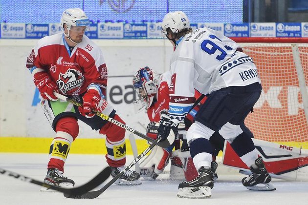 Oscar Eklund z Pardubic a Matyáš Kantner z Plzně v akci před brankou Dynama.