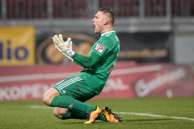 Brankář Sigmy Olomouc Miloš Buchta oslavuje vítězství nad Spartou v utkání 15.kola HET ligy.