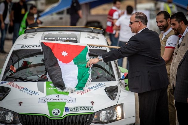 Vojtěch Štajf se Škodou Fabia R5 před startem Jordánské rallye.