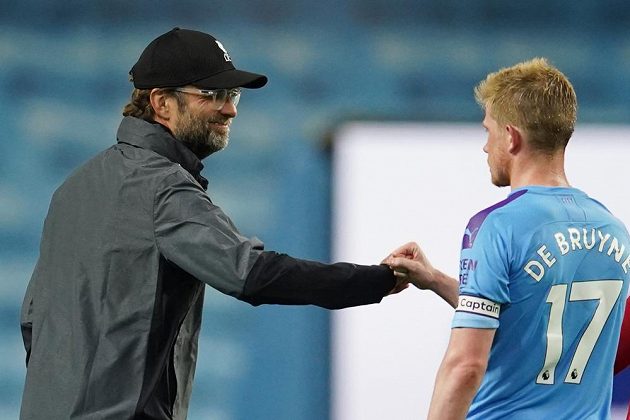 Manažer Liverpoolu Jürgen Klopp se zdraví s Kevinem De Bruynem z Manchesteru City.