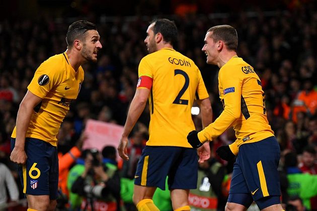 Hráči Atlétika Madrid slaví na půdě Arsenalu vyrovnávací gól na 1:1 v úvodním semifinále Evropské ligy.