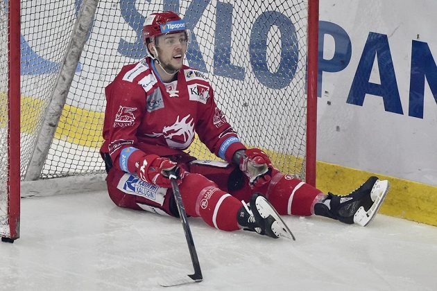 Martin Gernát z Třince v netradiční pozici během finále hokejové extraligy v Liberci.
