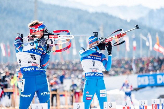 Ondřej Moravec při střelbě během závodu biatlonistů s hromadným startem.