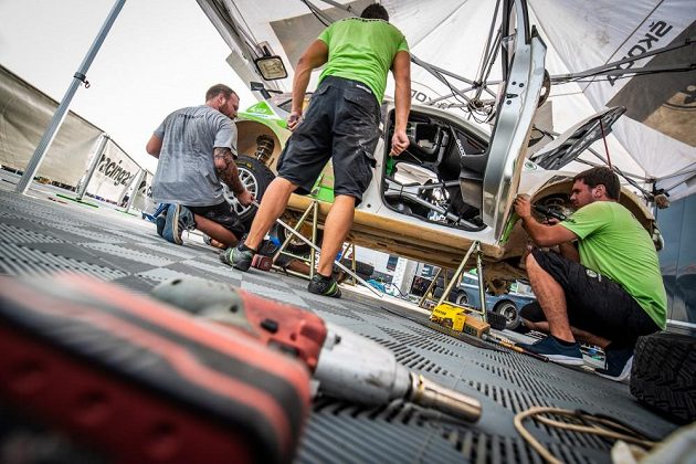 Škoda Fabia R5 Vojtěcha Štajfa v péči mechaniků při Katarské rallye.