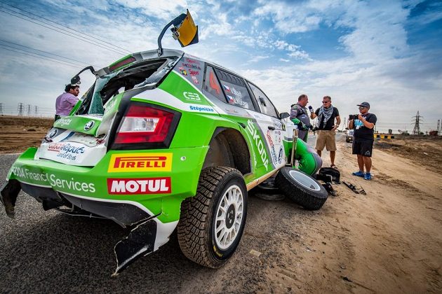 Vojtěch Štajf se Škodou Fabia R5 po karambolu při rallye v Kuvajtu.