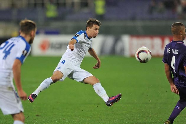 Liberecký Jan Navrátil páli při utkání Evropské ligy na hřišti Fiorentiny.