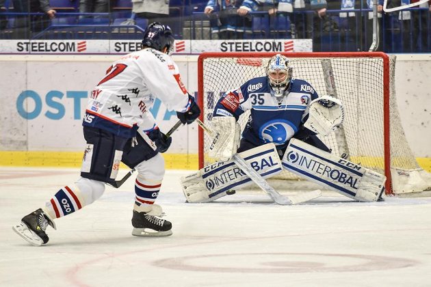 Yan Stastny z Vítkovic v šanci před brankářem Plzně Matějem Machovským v utkání pátého předkola play off hokejové extraligy.