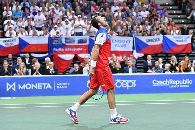 Diváci v pražské O2 areně se při rozlučce Radka Štěpánka s tenisovou kariérou výborně bavili.