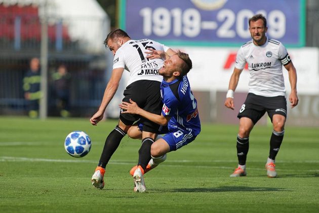 Zleva Antonín Fantiš ze Zlína a David Houska z Olomouce ve druhém kole fotbalové ligyy