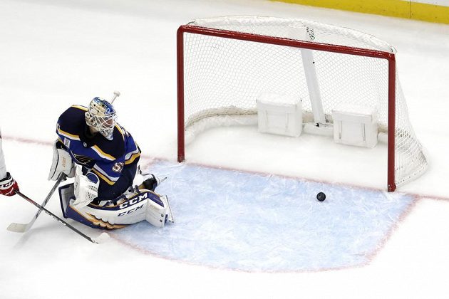 Jordan Binnington v bráně St. Louis po vítězné trefe washingtonského Jakuba Vrány.