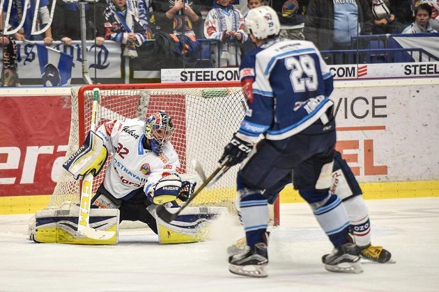 Brankář Vítkovic Patrik Bartošák zasahuje, plzeňský Jakub Koreis vše sledujev utkání předkola play off hokejové extraligy.