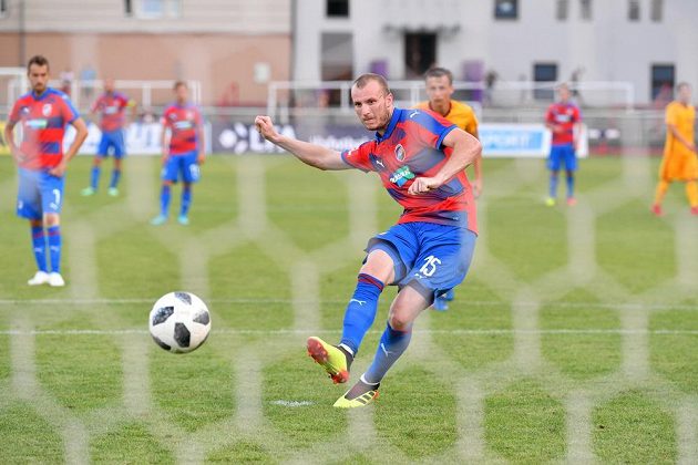 Plzeňský kanonýr Michael Krmenčík střílí na Julisce z penalty třetí gól hostů.