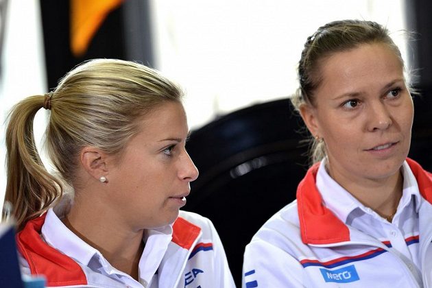 České deblistky Andrea Hlaváčková (vlevo) a Lucie Hradecká se před finále Fed Cupu daly znovu dohromady.