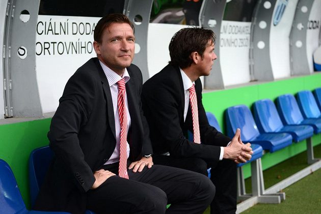 Nový asistent trenéra Slavie Praha Vladimír Šmicer (vlevo) a hlavní kouč Alex Pastoor před utkáním 22. kola Gambrinus ligy v Mladé Boleslavi.
