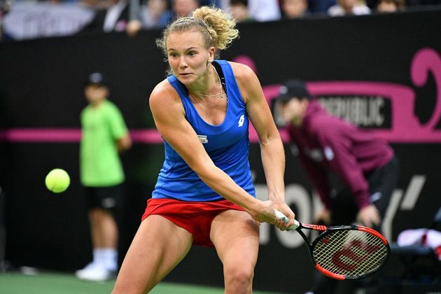 Kateřina Siniaková v zápase proti Sofii Keninové z amerického týmu ve finále Fed Cupu 2018.