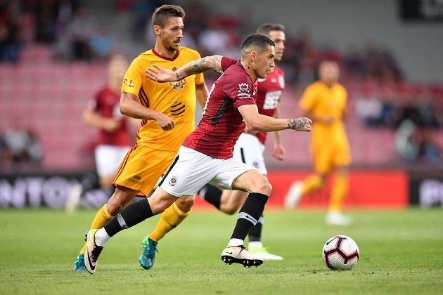 Sparťanský fotbalista Nicolae Stanciu v akci během derby s Duklou v 7. kole Fortuna ligy.