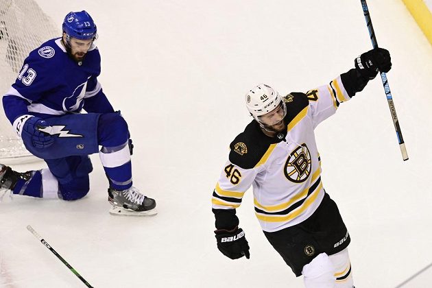David Krejčí (46) z Bostonu jásá po gólu proti Tampě Bay, vlevo Cedric Paquette (13).