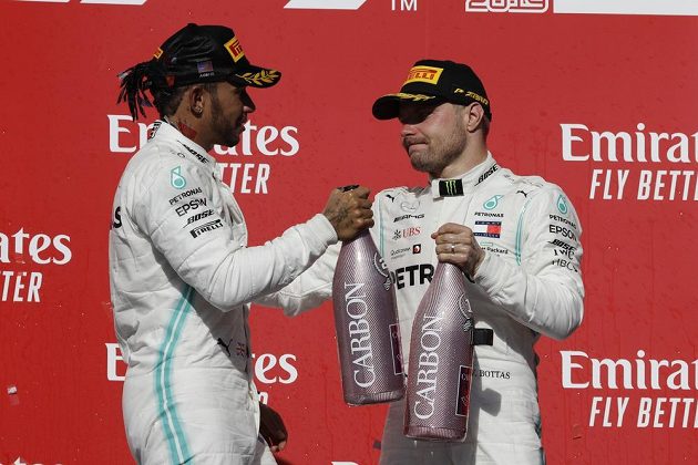 Double Mercedesu. Vítěz Velké ceny USA F1 Valtteri Bottas (vpravo) s mistrem světa a stájovým kolegou Lewisem Hamiltonem.